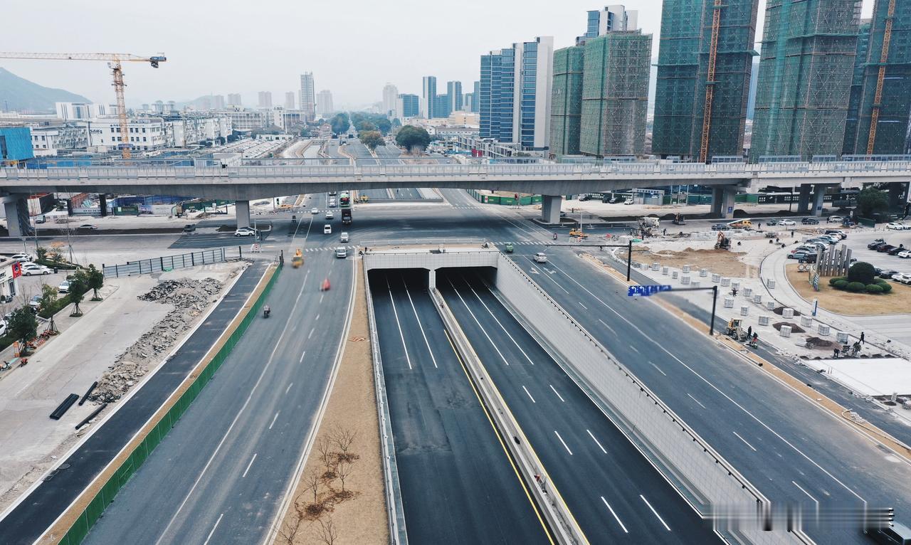 临海市都有这么高级的城市公路了，浙江县级市的城市期间真的是不得了，这样的城市标准