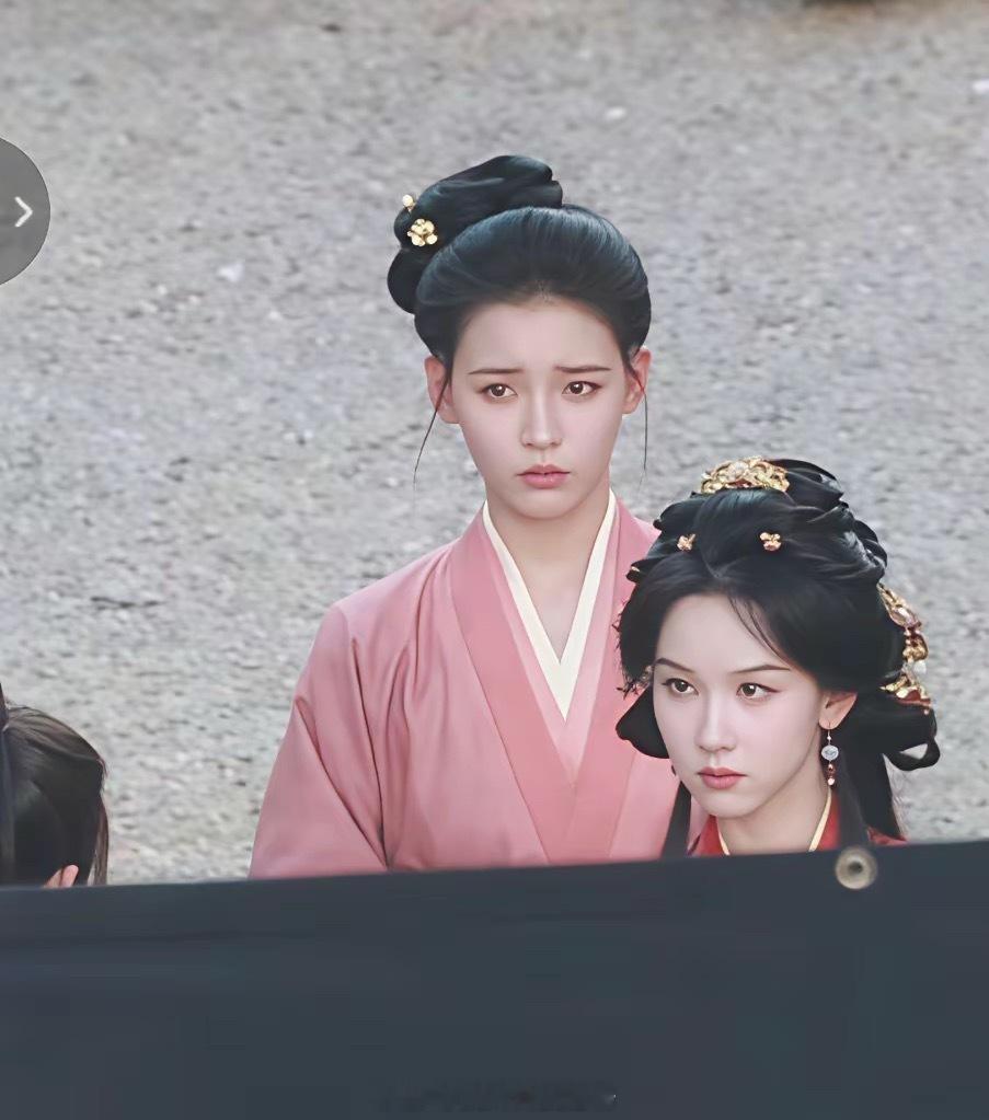 陈都灵背后这个扮演丫鬟角色的演员好惊艳呀，有谁知道她的名字吗？