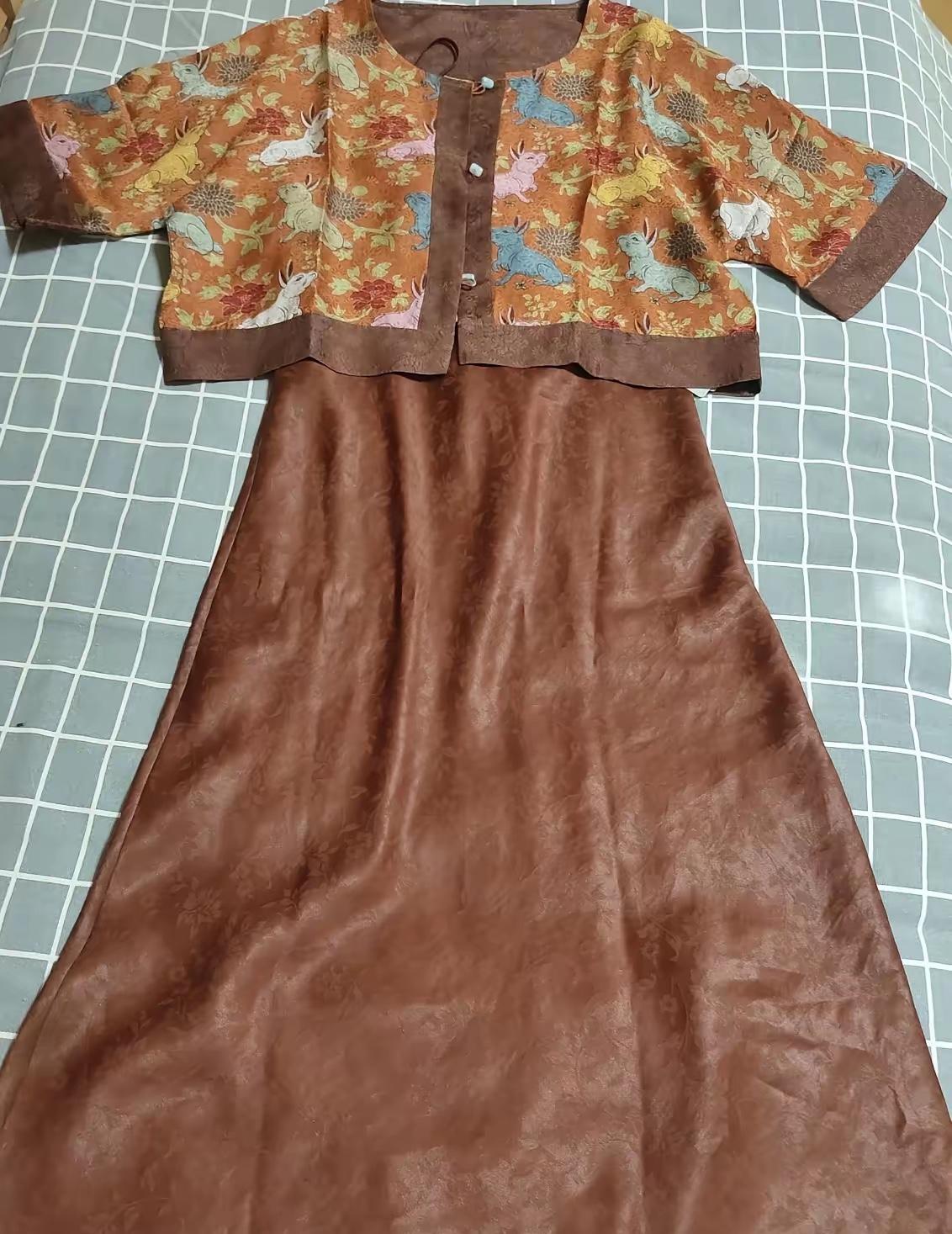 今年特别流行香云纱，就给自己买了两套，拆快递的时候婆婆凑过来，还问我怎么又给她买