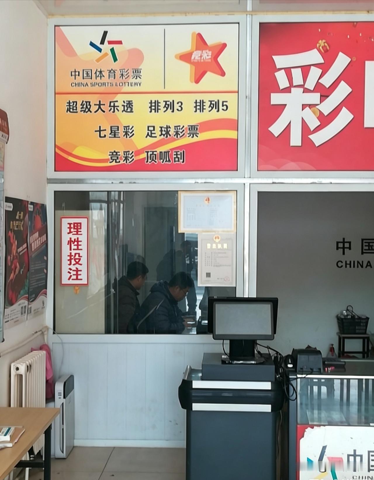 前两天，一个常来、但总不中奖的老顾客终于忍不住问：“王老板，你说句实话，我在这花