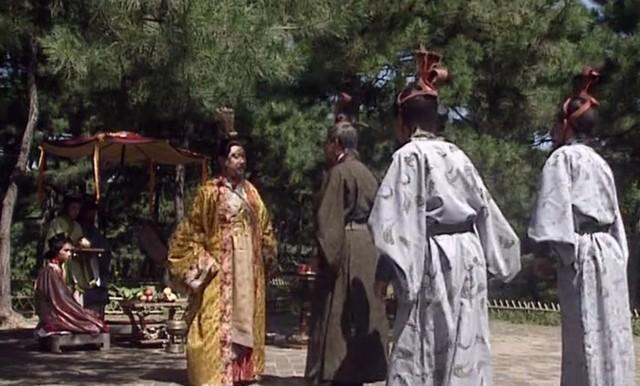 253年，诸葛亮的接班人费祎喝得酩酊大醉，不省人事，魏国降将突然逼近，用匕首狠捅