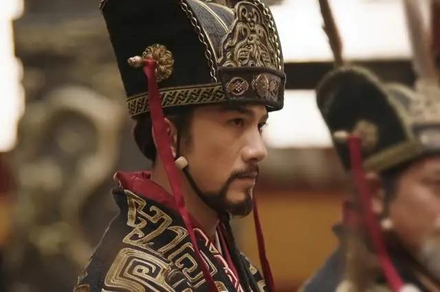 291年的洛阳，楚王司马玮提着刀冲进太宰府。司马亮坐在马车下面，身边还有人给他扇