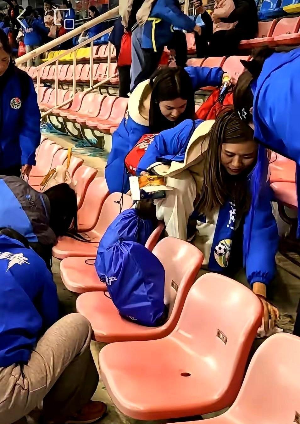 哨响。赢球。贺龙体育馆的看台却一片死寂——永州人没狂欢，齐刷刷弯腰捡垃圾。