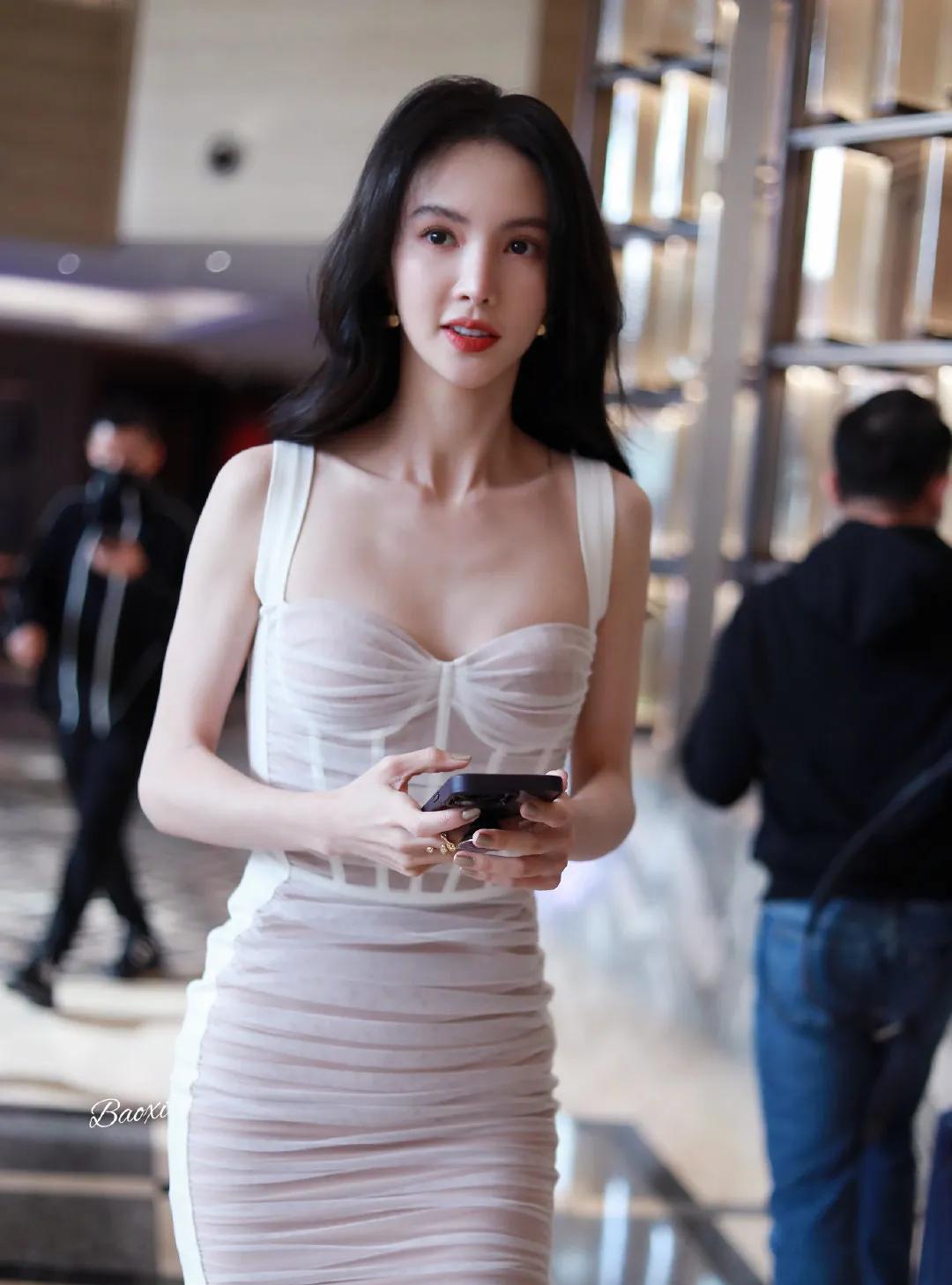 一直觉得金晨是内娱颜值与魅力兼具的宝藏！灵动眉眼自带氛围感，骨子里的优雅气质藏都