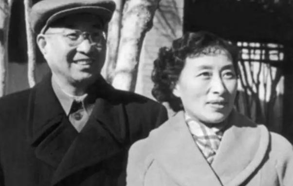 1961年，陈赓一家去拜访宋庆龄，旁人提醒陈赓之妻：你最好化化妆。1961年，陈