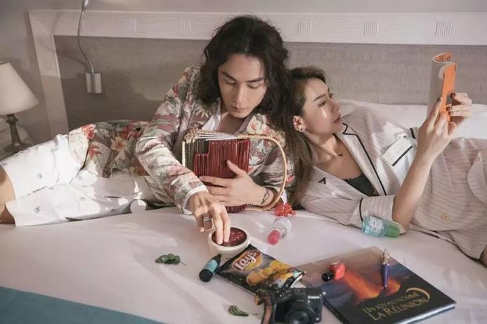 山东济南的亓云吉、商西梅夫妇创立的半亩花田，凭借20元左右的平价身体乳、磨砂膏等