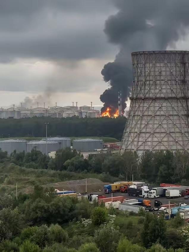 今天俄乌那边出了桩挺魔幻的事，乌克兰国防军摸到了圣彼得堡周边，把波罗的海规模顶尖