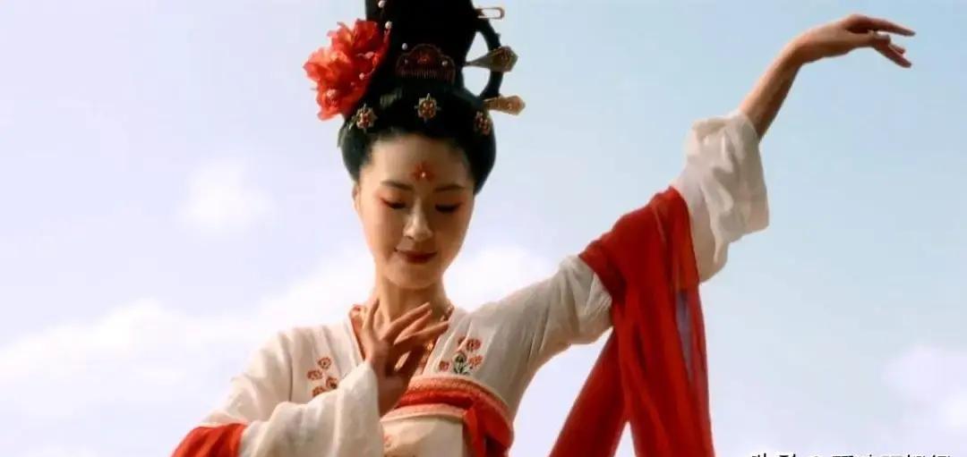 那个给她喂了十五年药的人，就是下毒的人。观众重刷才看懂，陈洛每次送药，勺子必须