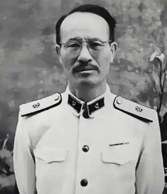 1955年9月27日下午，中南海怀仁堂授衔仪式上，念到袁也烈名字时，他向前跨半步