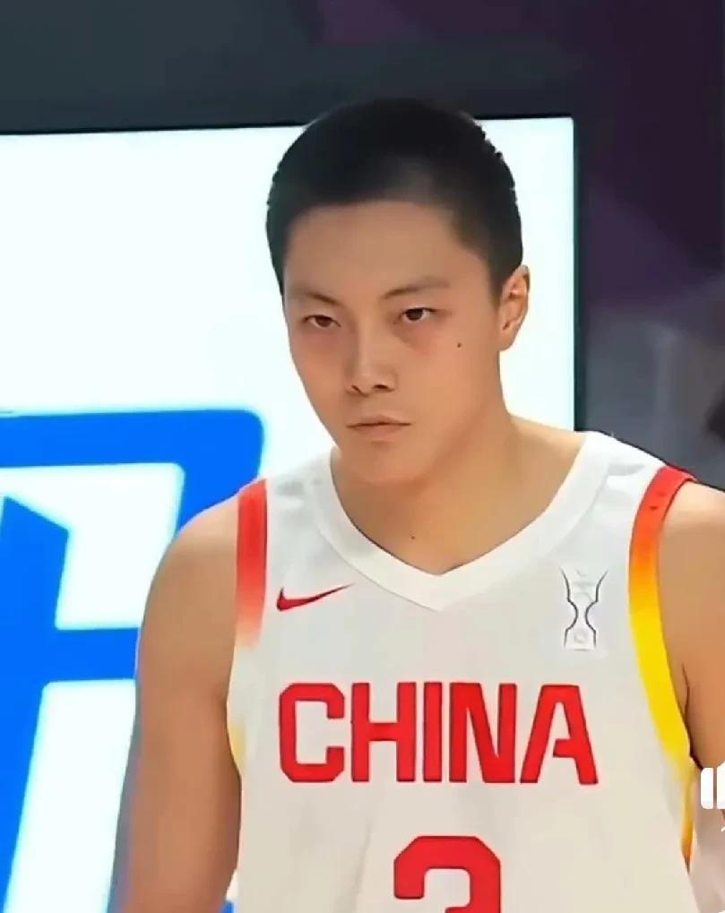 胡明轩差点成罪人！全队唯一正负值为负数中国男篮79-71战胜韩国队，连广东队记
