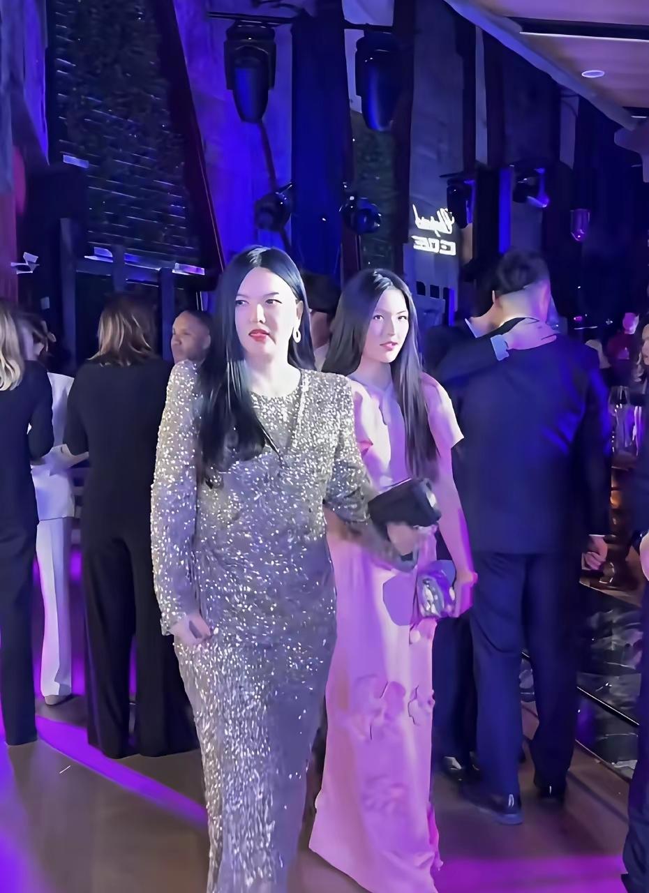 李湘带着她女儿到处溜达，到底图什么？李湘带着王诗龄前天去了哈尔滨一个会议，这