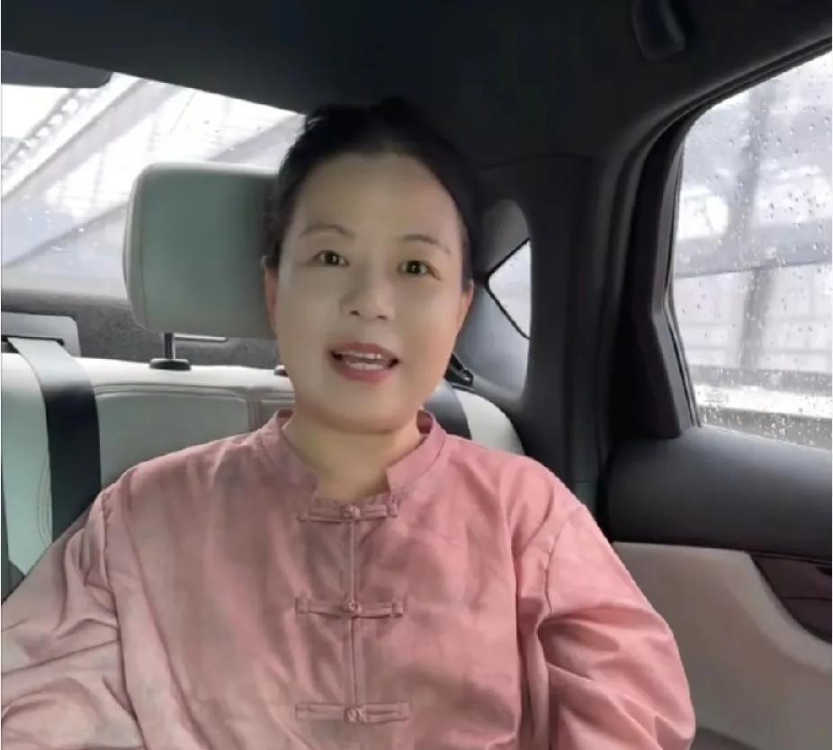许妈姚爸此行高调亮相京北，背后信号耐人寻味！与以往大不同的举动藏着哪些深意近日