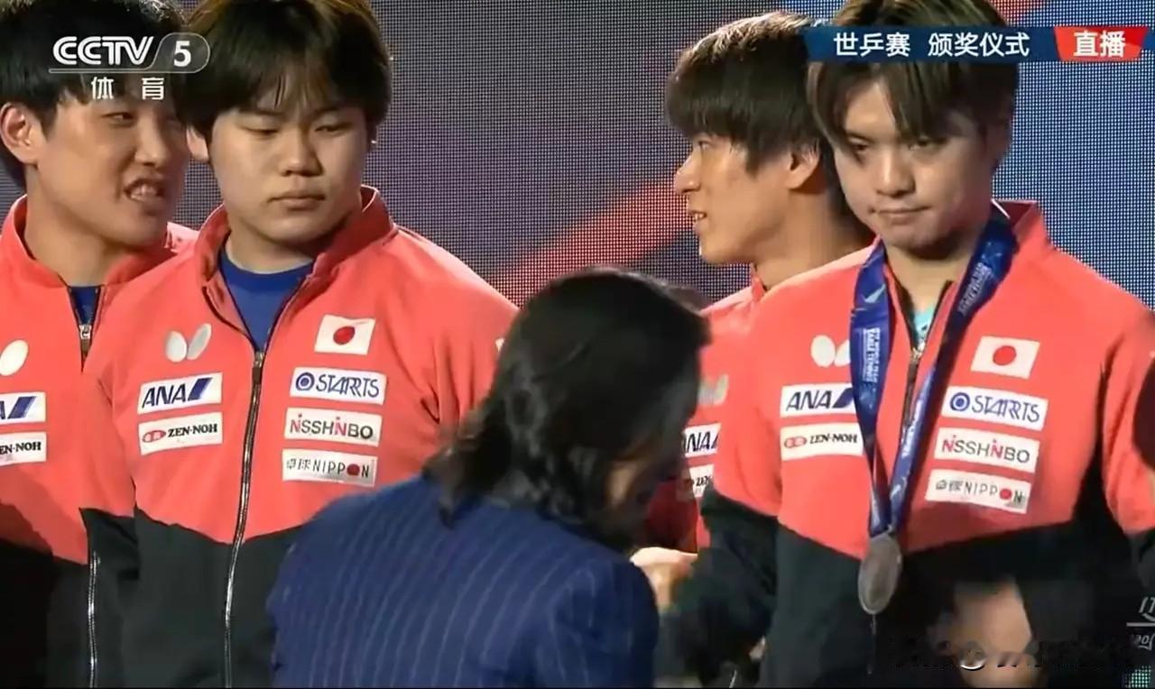 尽管输了，但张本两兄妹昨晚都“笑了”！站在亚军领奖台上，习惯了“说教”的张本