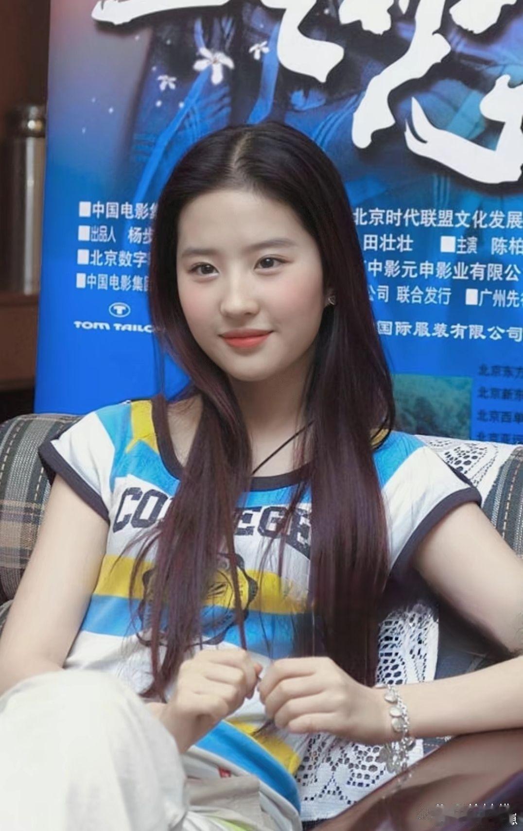 早期的刘亦菲也太绝了！瞅着就像颗饱满多汁的水蜜桃，满脸的胶原蛋白透着贼拉娇憨的气