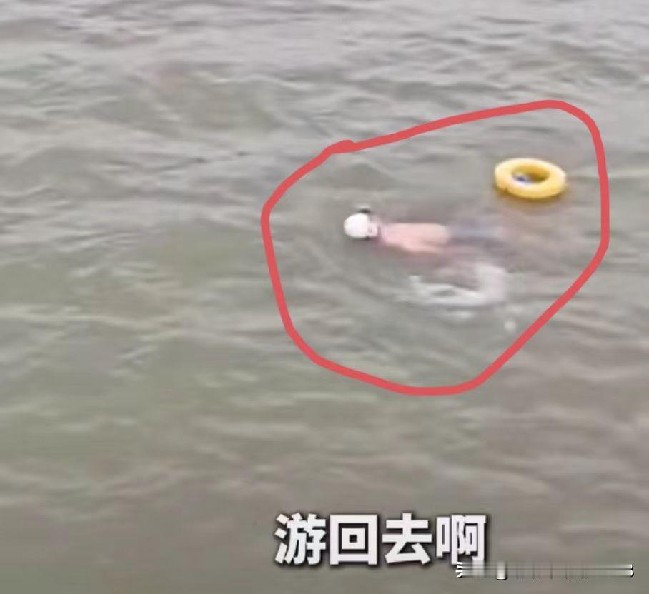 这种人真的是不怕死！但是不要连累别人啊！11月1日在广东惠州，有游泳爱好者