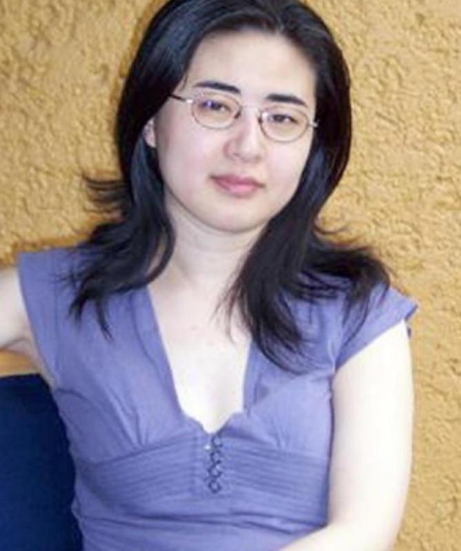 1999年，28岁北大才女田晓菲嫁给自己的美国导师，父母气的咬牙切齿，但田晓菲却