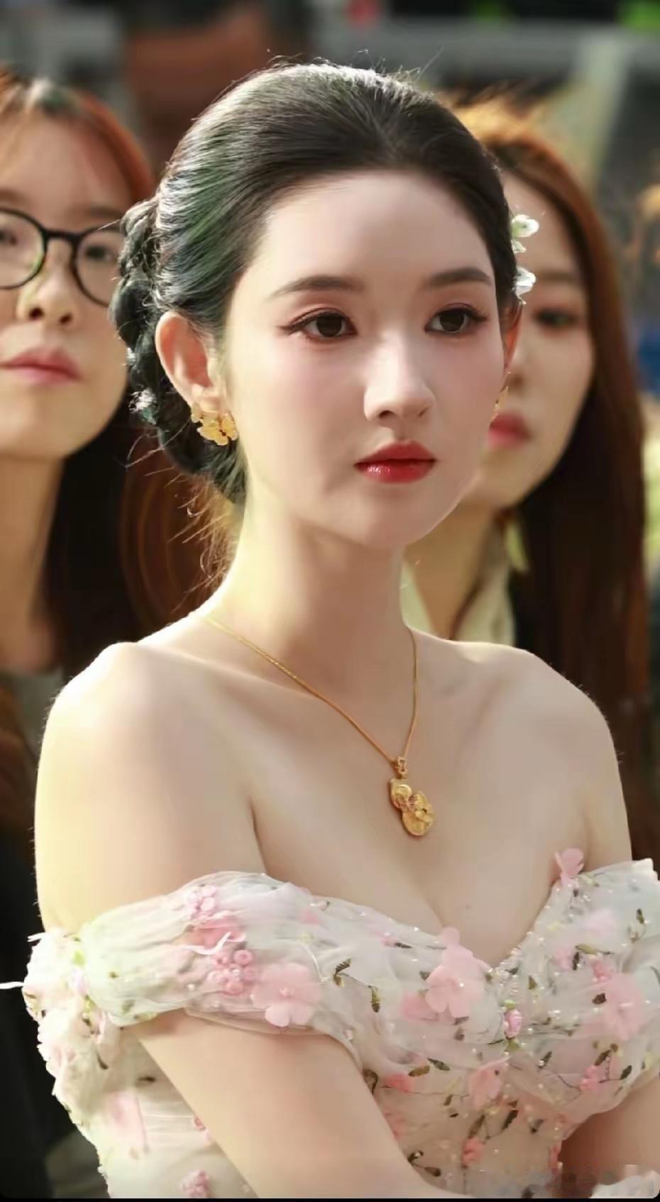 黄金贵了就是不一样，现在明星都开始戴黄金了，以前可都是戴钻石项链的。
