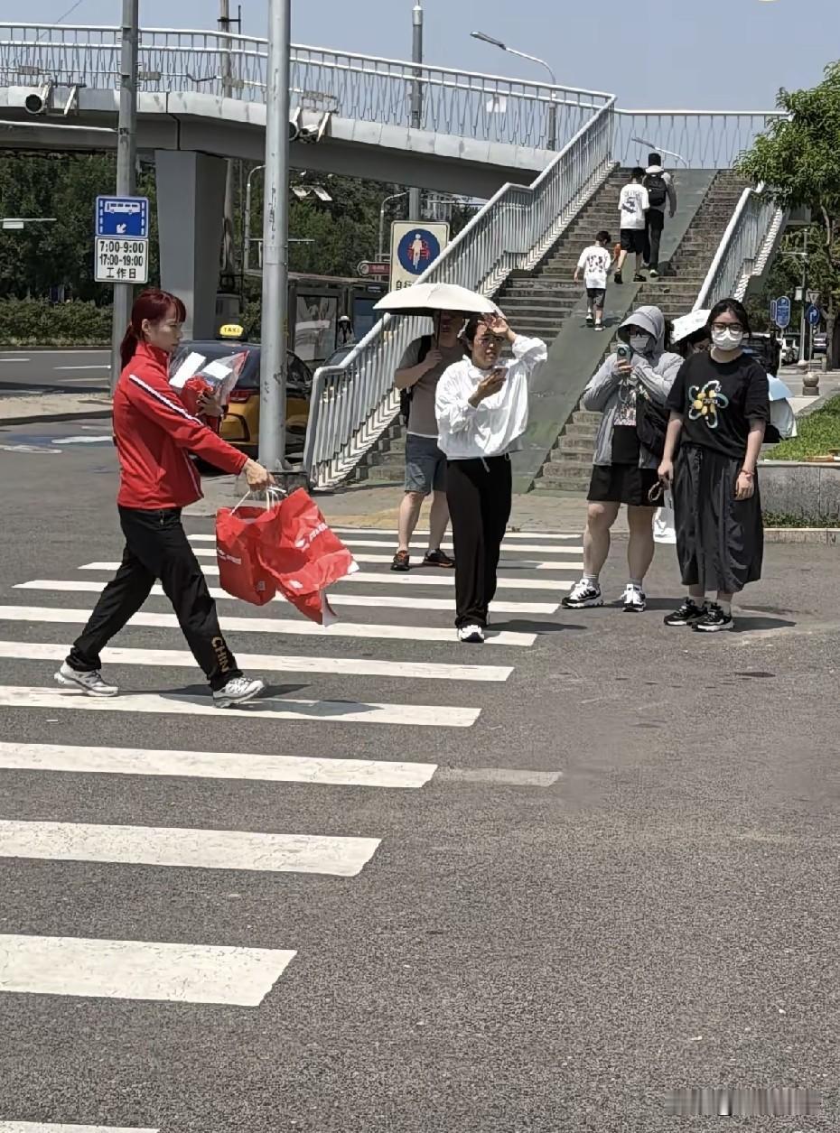 国乒队员们也都回省队备战全锦赛了。昨天上午国乒的教练和队员们都去开会了，因为接