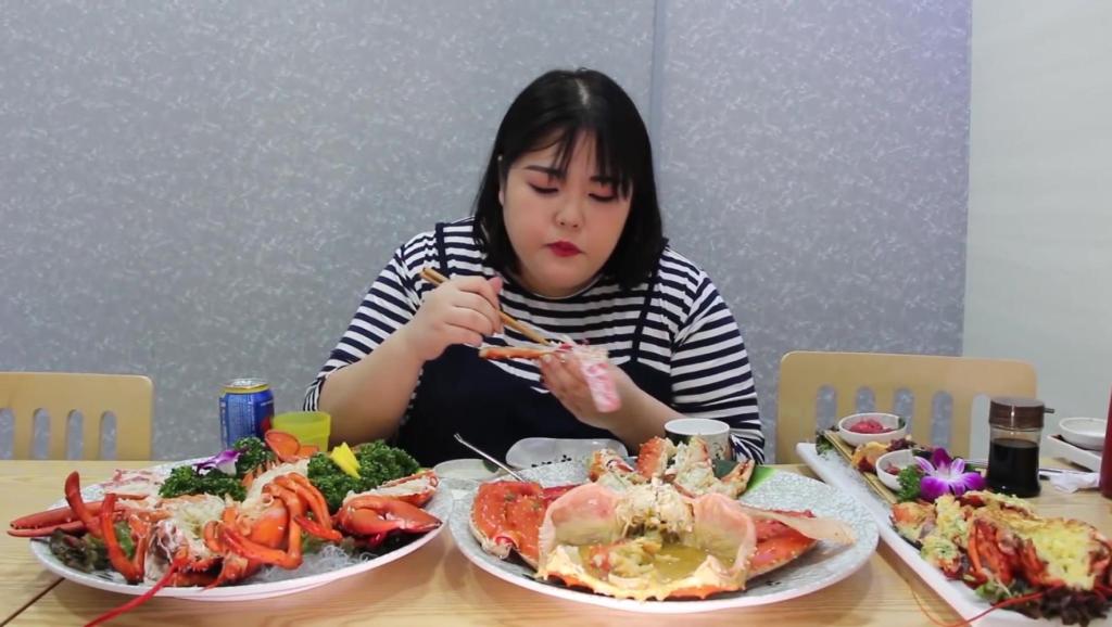 8斤重的帝王蟹, 5斤的大龙虾、面包蟹, 鹅肝管