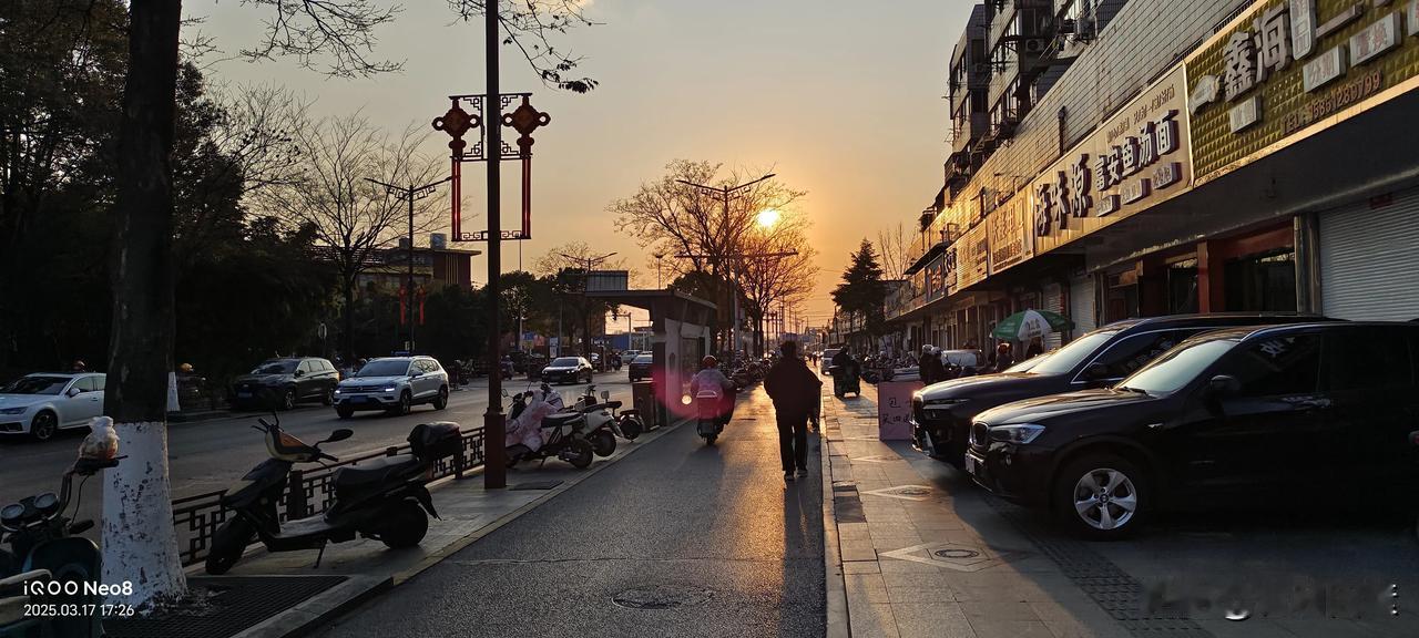 房地产不容“唱衰”近几年来，关于房地产市场一直有两种相互对立的声音：一种是唱衰