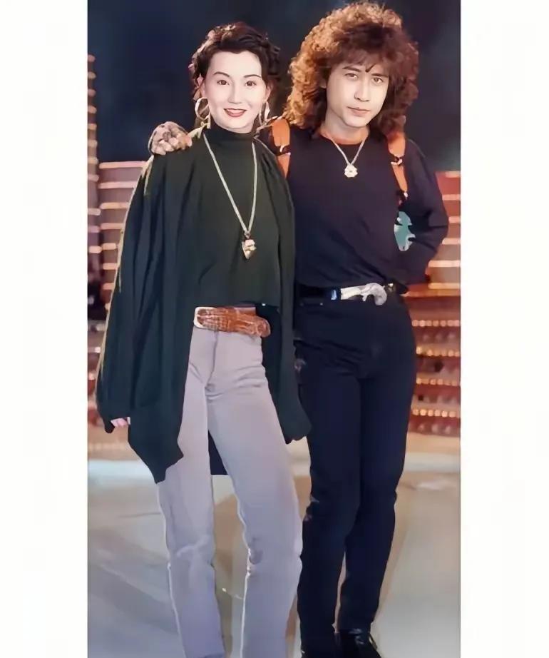 翻到这张1991年张曼玉与齐秦的同框照，简直被狠狠惊艳到！那时候的张曼玉眉眼如画
