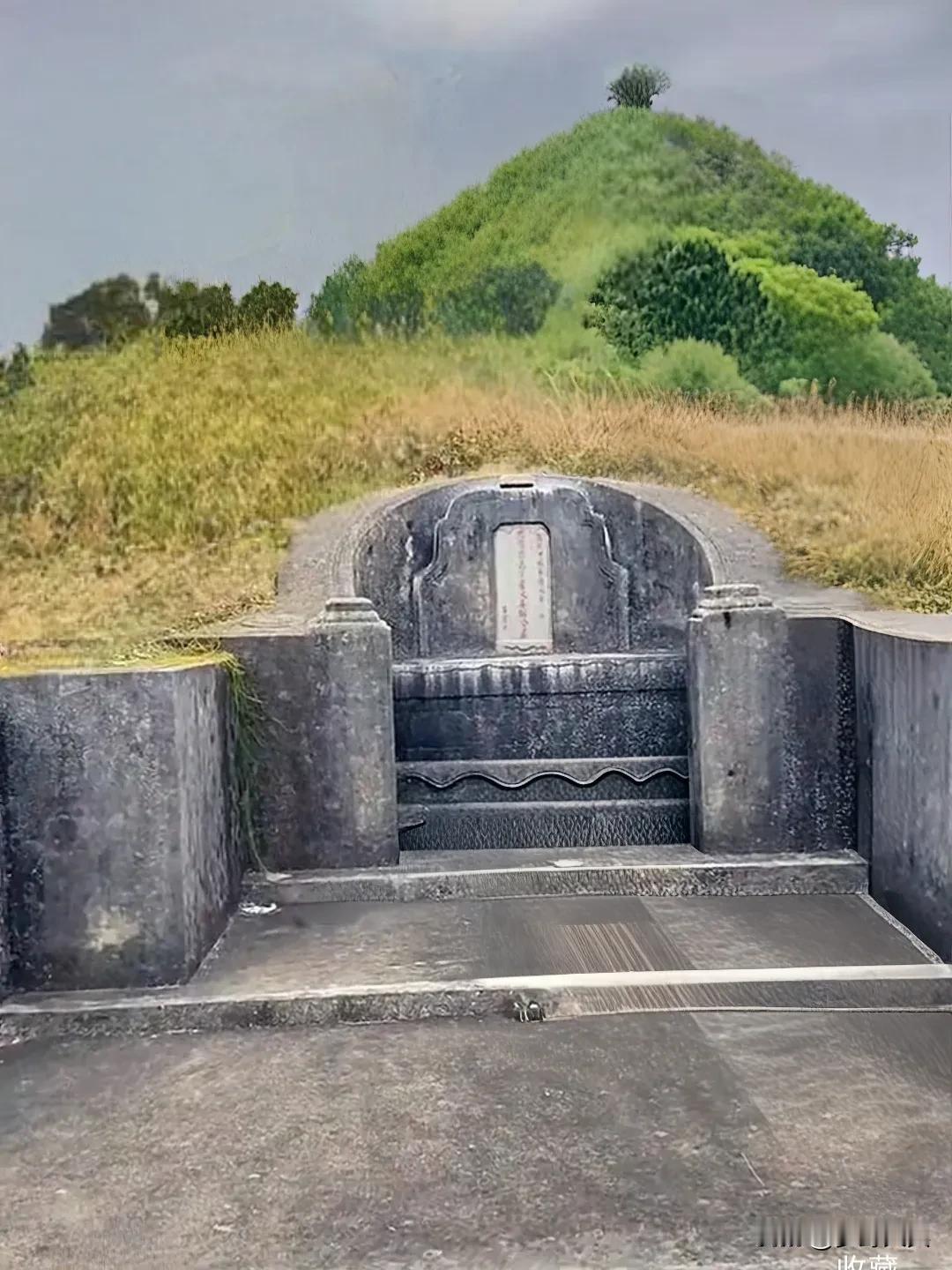 山顶上发现一座坟墓，据当地人说这里是一块风水宝地，叫麒麟地，墓主人后代子孙人财兴
