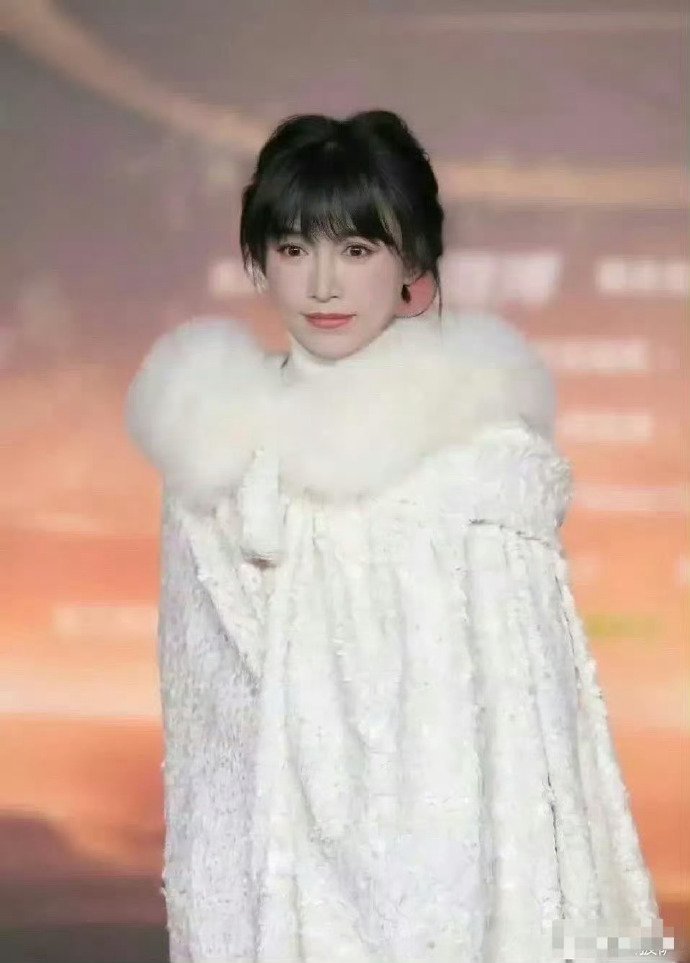 “李子柒好有个性，她是唯一裹棉衣出场的。”