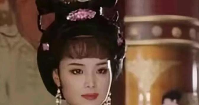 公元535年，高欢外出征战，14岁的长子高澄趁夜摸进庶母房间，只见对方身穿薄纱，