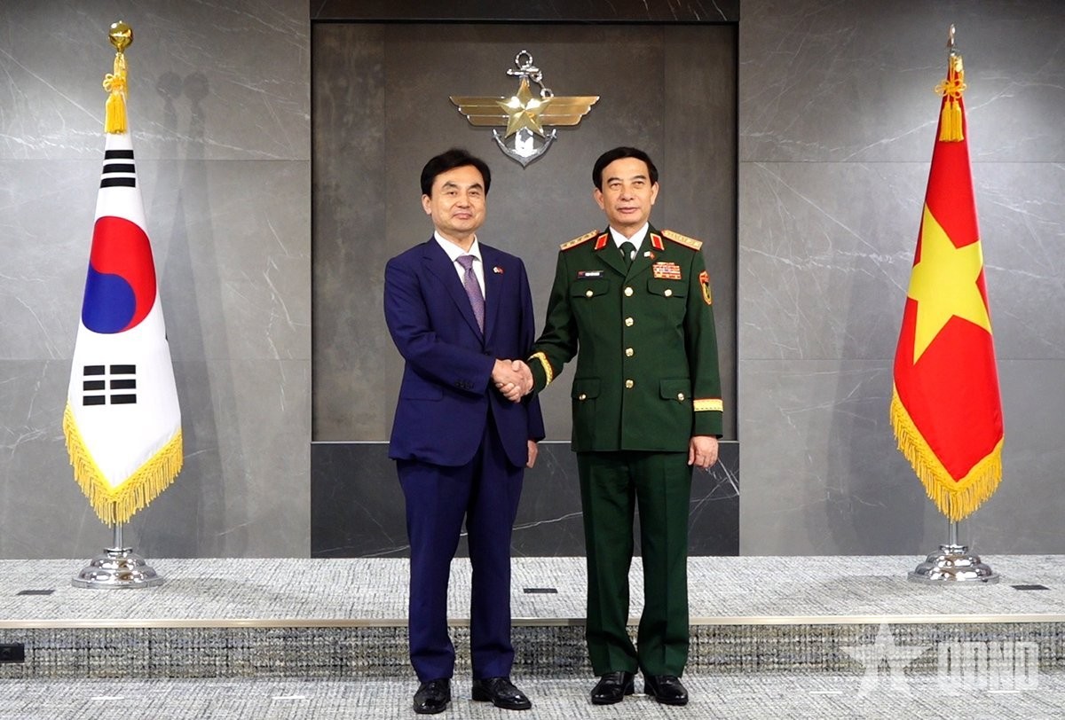 中国邻国悄悄向越南和菲律宾“递刀”据越南媒体报道，越南防长潘文江访问韩国期间，