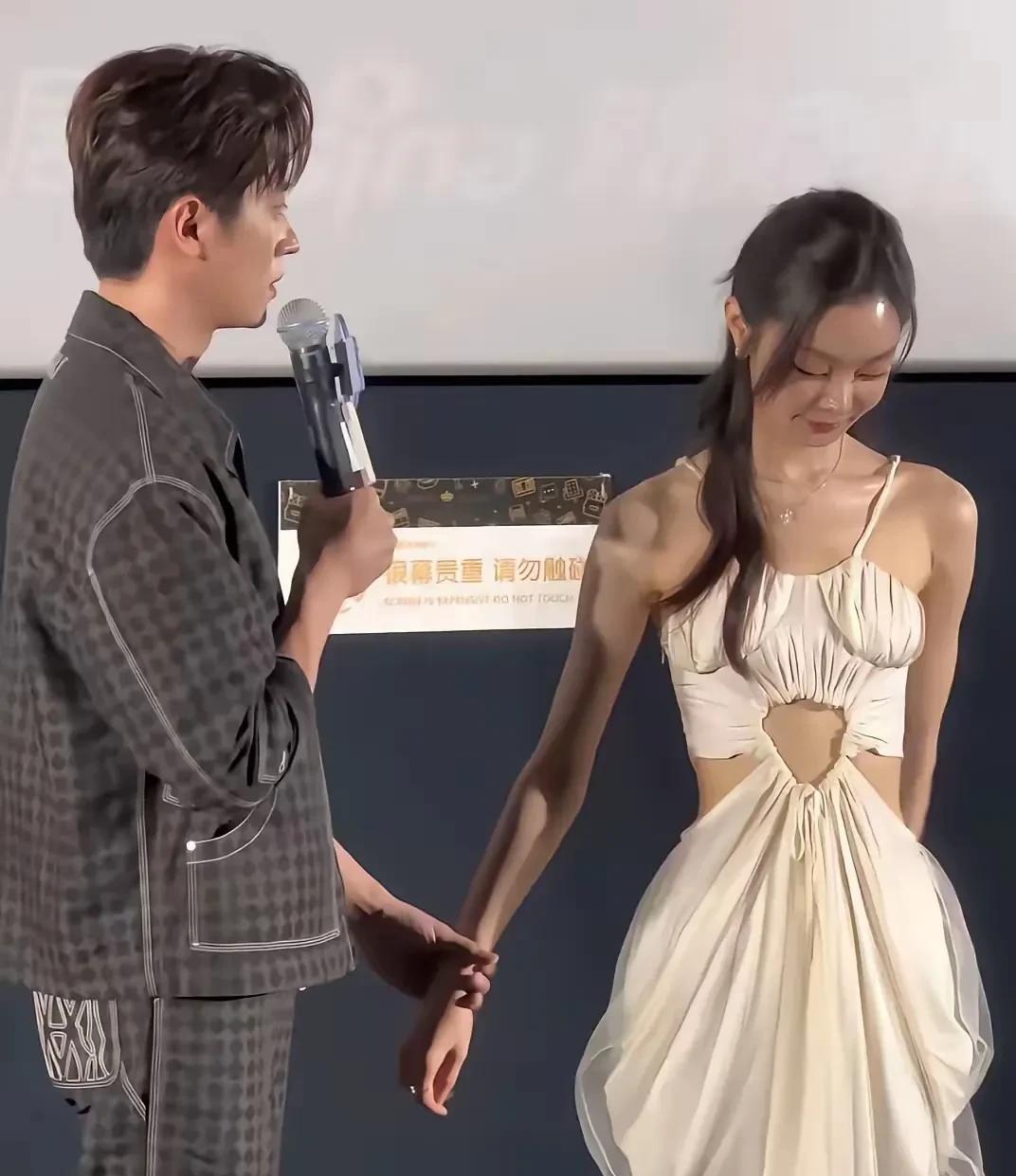 宋轶和丞磊参加《与晋长安》新剧发布会，两个人的衣服都好丑。两个人都快瘦成纸片人