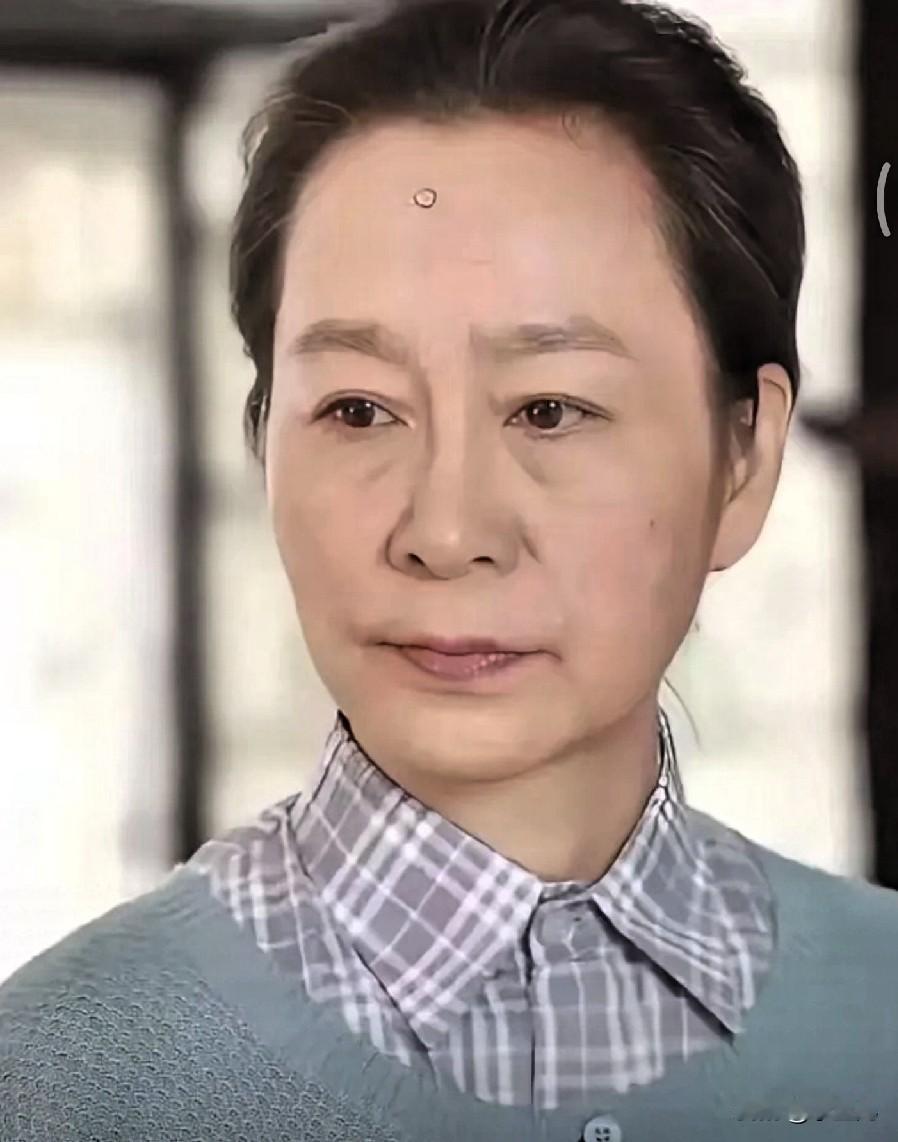 奚美娟曾“德艺双馨”形象深入人心，此次却人设崩塌。娱乐圈向来注重形象，大众过