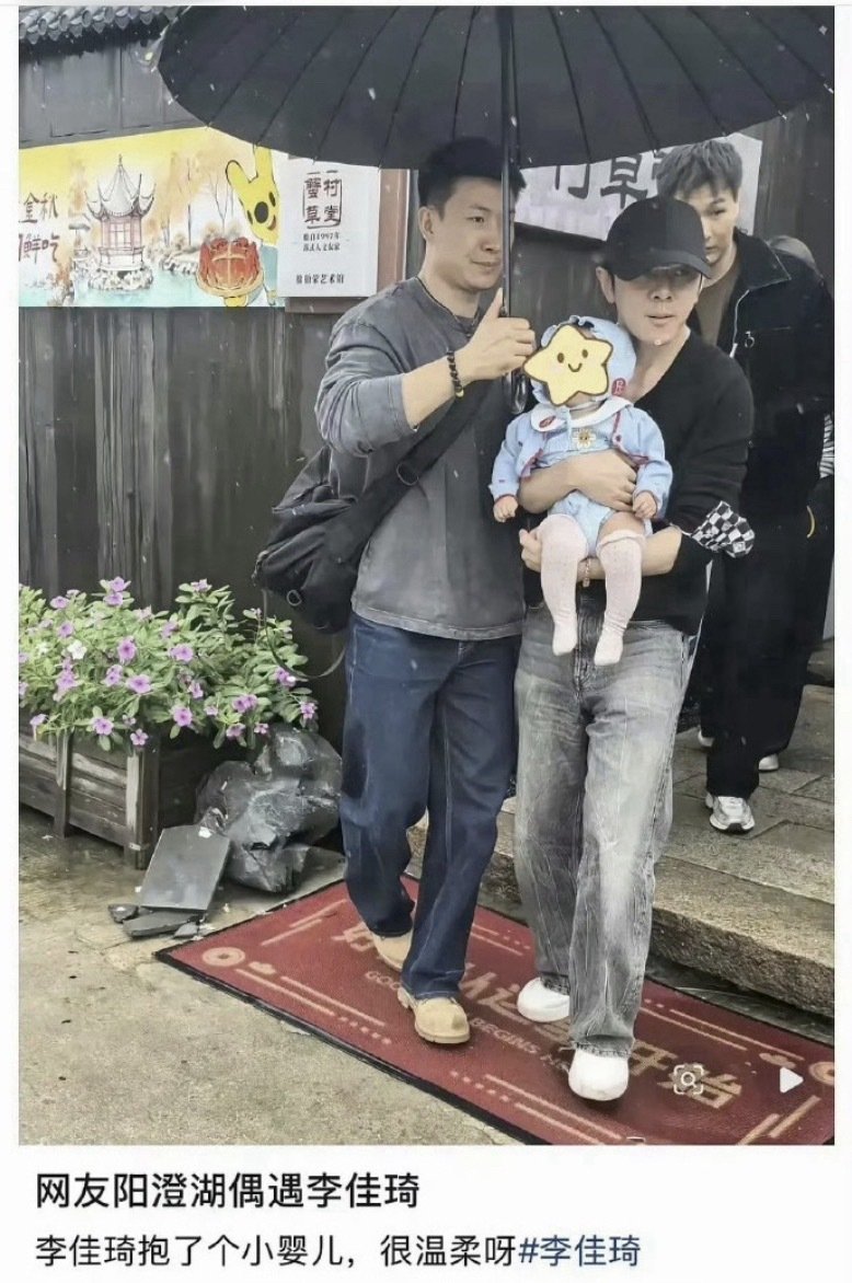#李佳琦回应#记得好早之前就传过他结婚了吧，但他自己很快澄清说并没有结婚。咋现在又突然传出来有宝宝了