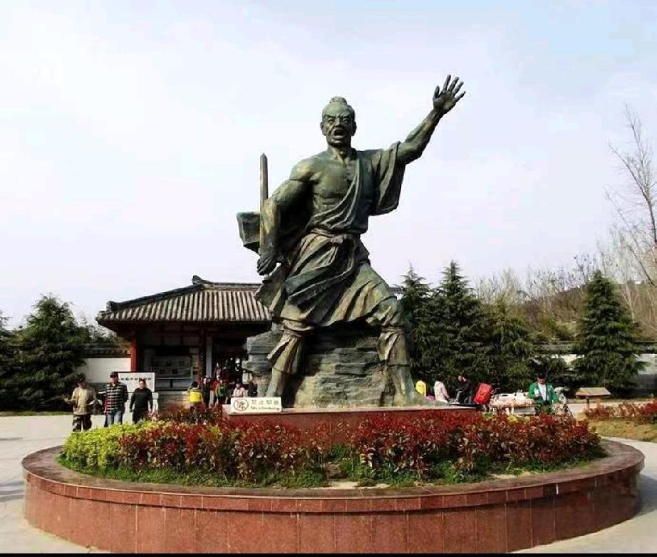 陈胜率领农民揭竿而起,攻城掠地,不久就称王。建起了豪华的王府,过上了妻妾成群、奢