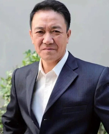 2004年《亮剑》筹备时，导演拿出100万片酬邀请唐国强出演”李云龙“，但是因为