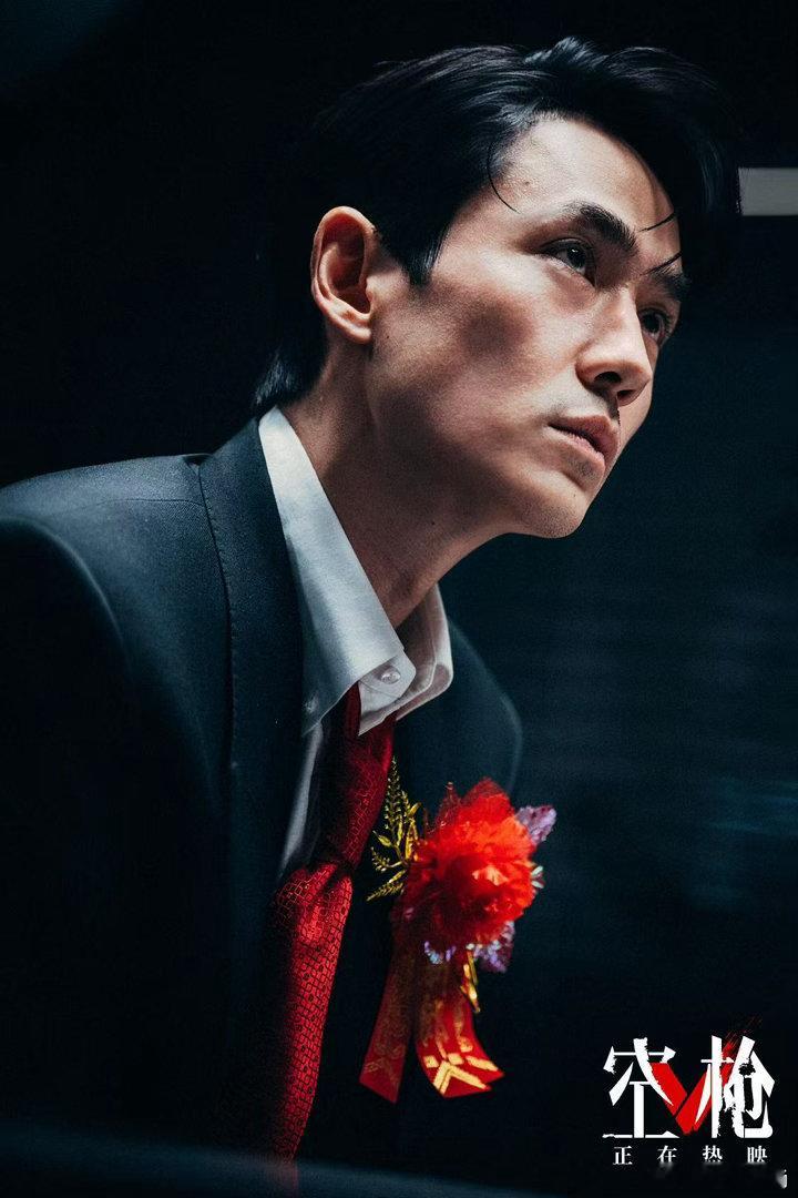 朱一龙演爽了我看爽了谁懂啊！港片终于等到朱一龙了！老式黑墨镜往巷子里一站，做旧