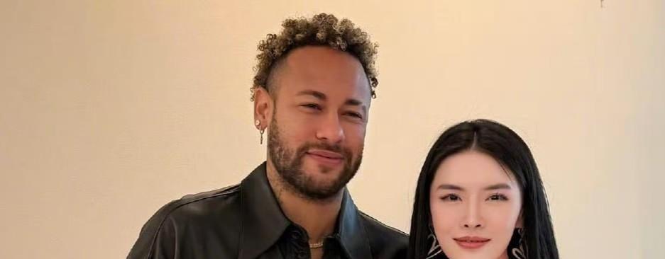 她用一手扑克界公认的垃圾牌，让这位身价上亿的足球巨星在慈善赛上公开认输。布兰妮