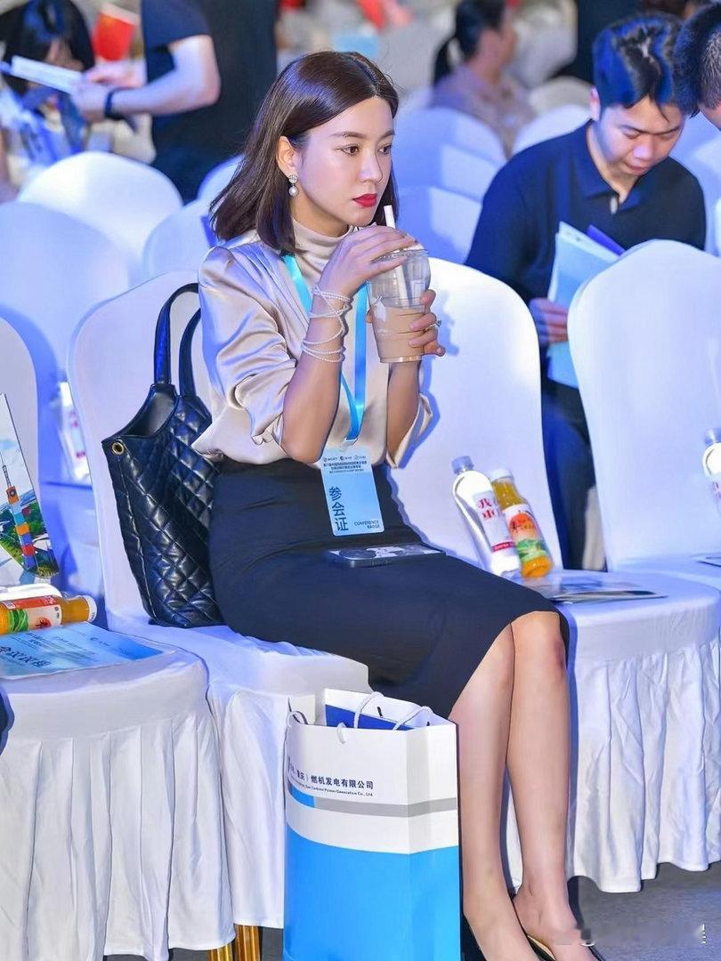 会议间隙的惬意时光，脱下高跟鞋放松一下，做个精致又自在的职场丽人吧