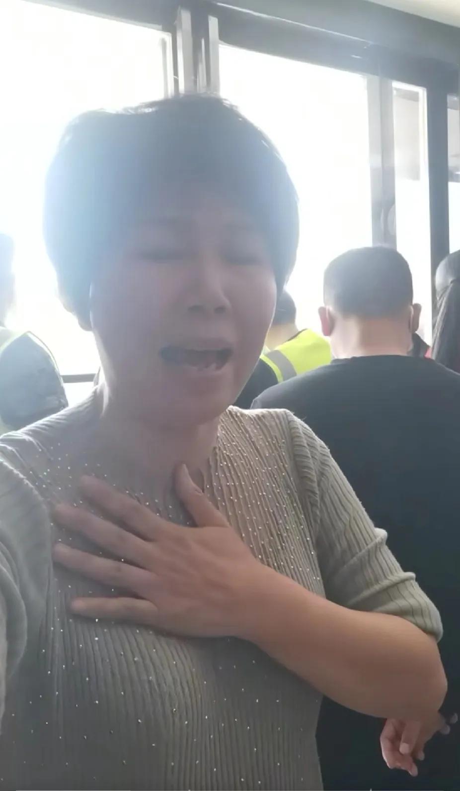 湖北大学女生失联后溺亡，妈妈声嘶力竭很痛苦，为什么大家都在帮学校说话？她无非是