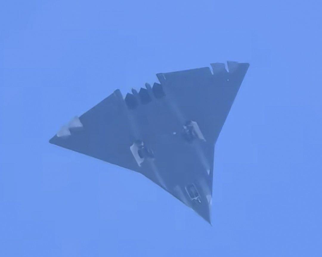 起初喜欢J-36的第一型，随着第二架和第三架试飞，也就越看越顺眼了，改成二维推力