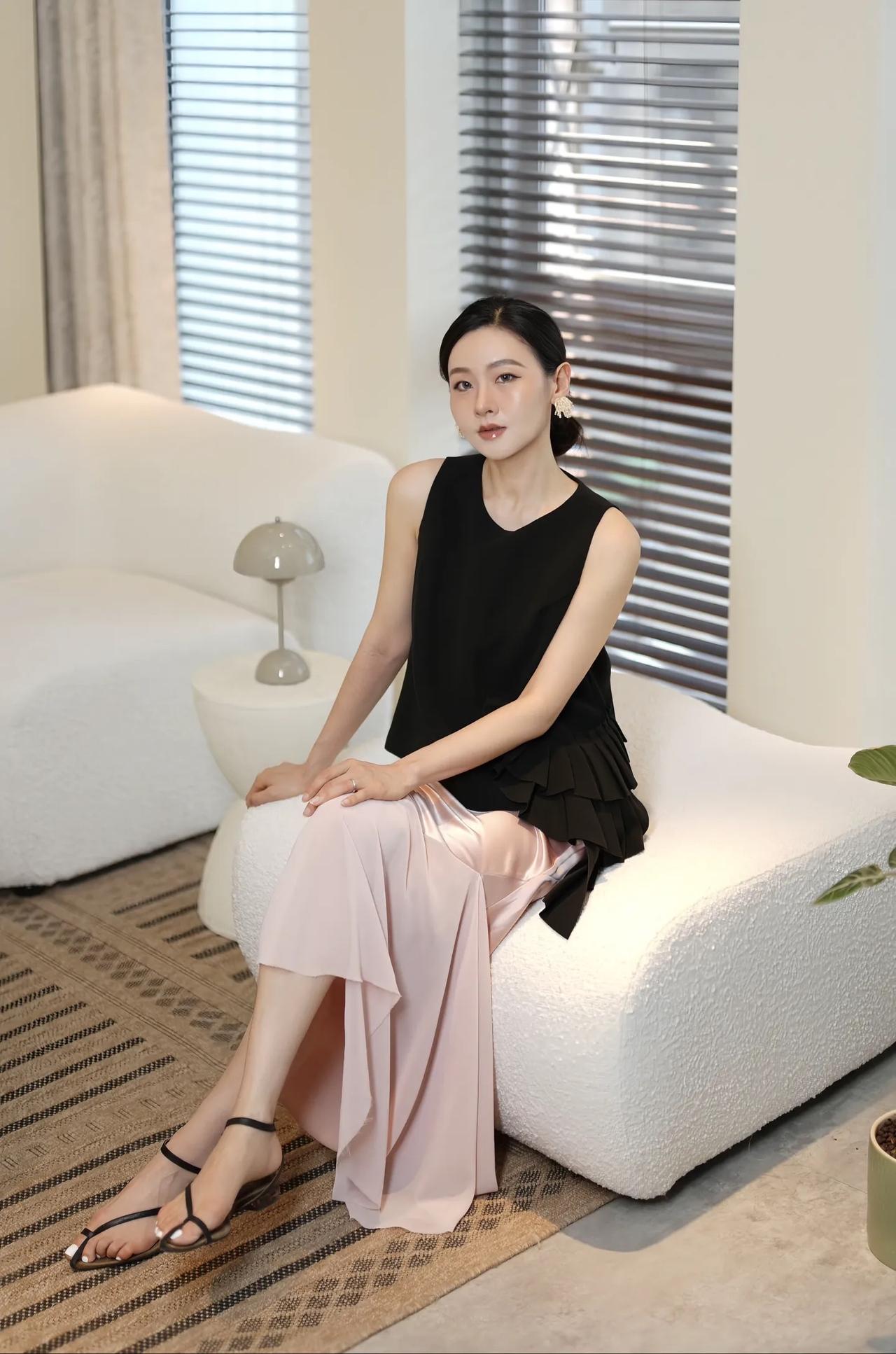 优雅黑裙搭配粉色长裙，简约时尚，尽显女性魅力。