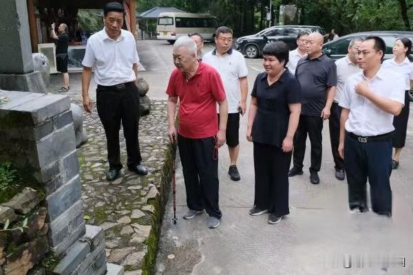 2025年9月2日，陈丹淮来到父亲当年战斗过地方，追思父辈的峥嵘岁月时潸然泪下…