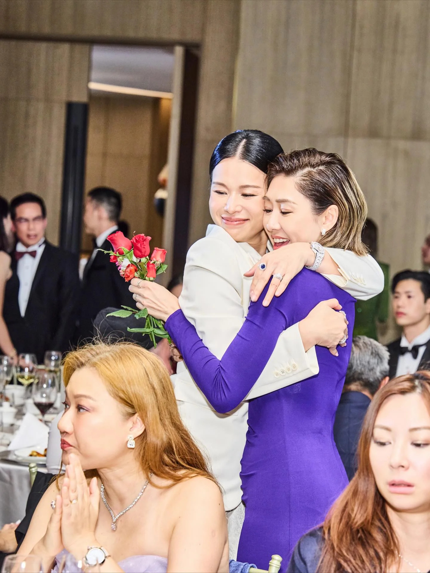 胡杏儿于2015年与当时交往未满一年的李乘德（Philip）闪婚，婚后育有