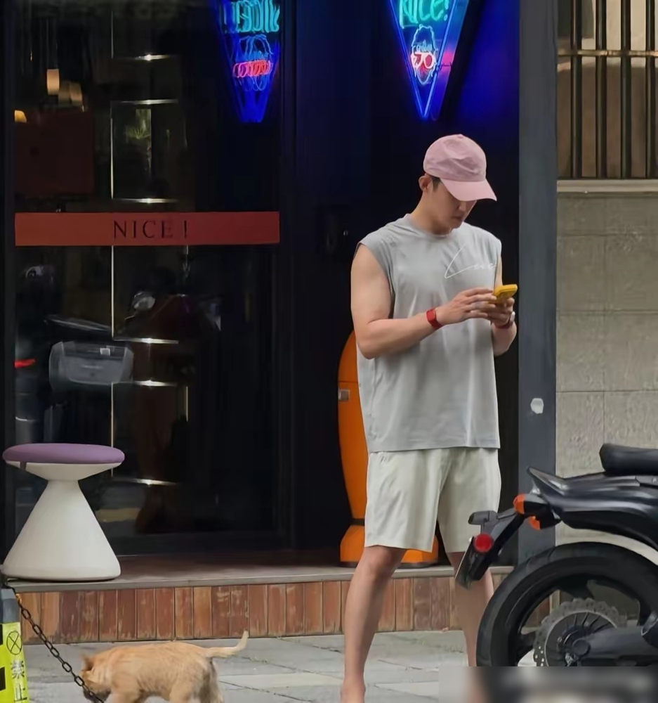 有人偶遇黄景瑜，看完生图直接懵了：这腿怎么短了一截？屏幕里那个187的大长腿，现实中居然五五分。9月
