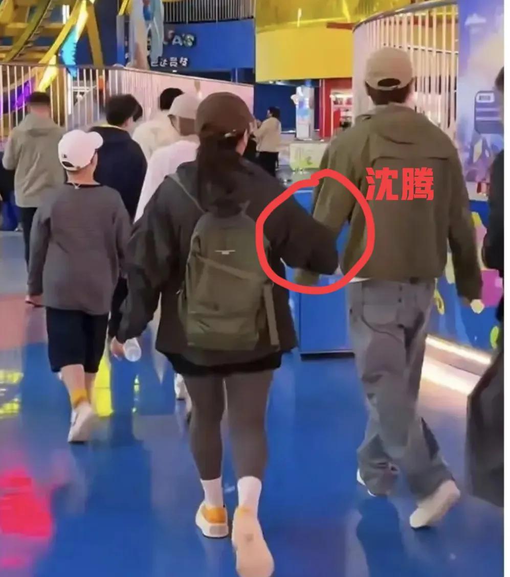 爱不爱真的太明显了，身体是不会骗人的，从沈腾一家三口的照片，就能看出来，沈腾