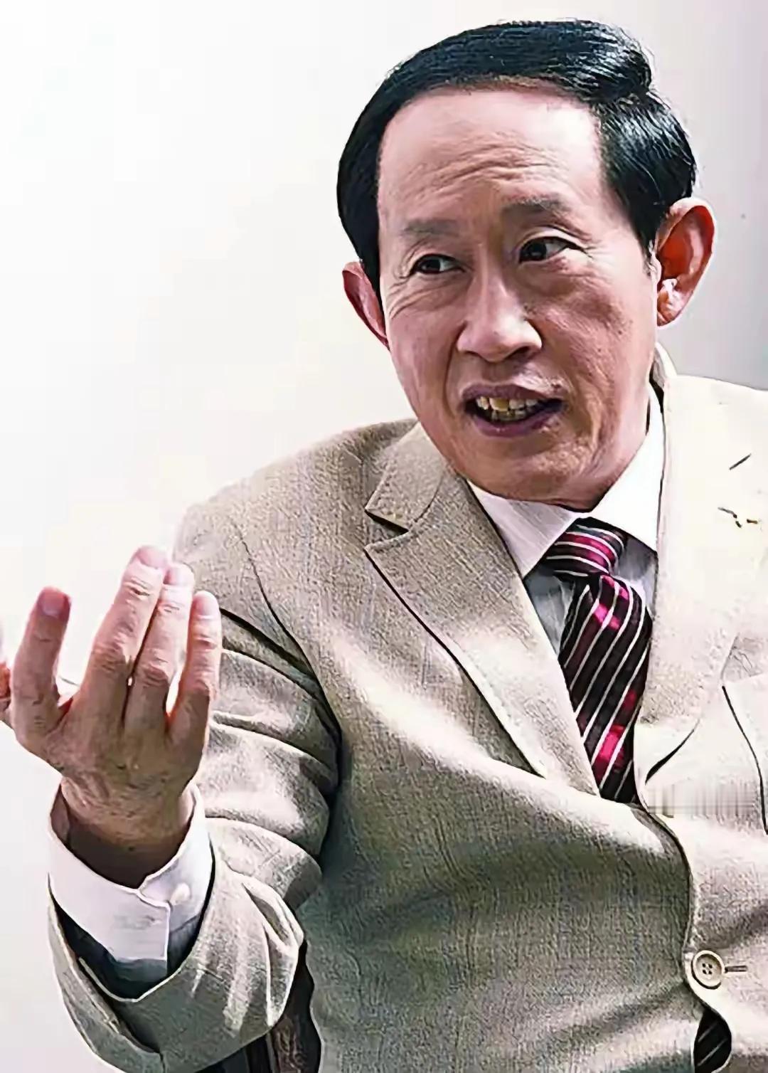 王立群教授说：“让恶狗不再咬你的方法，不是喂肉讨好，也不是躲着它。而是左手棍棒，