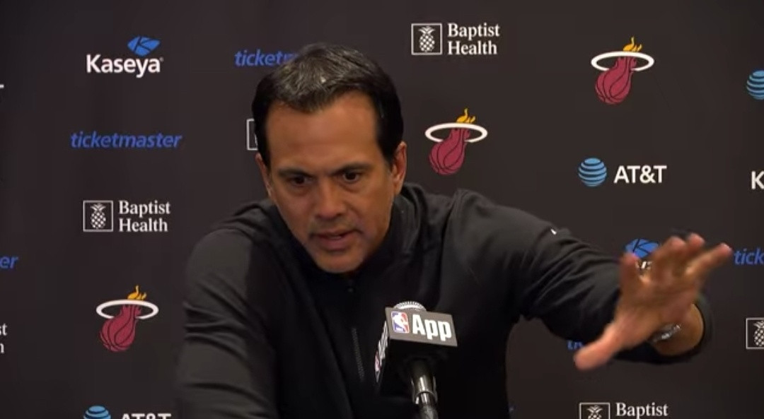 球队攻防两端是否都出了问题？斯波：进攻节奏问题偶尔会有，我们有很多进攻非常流畅的