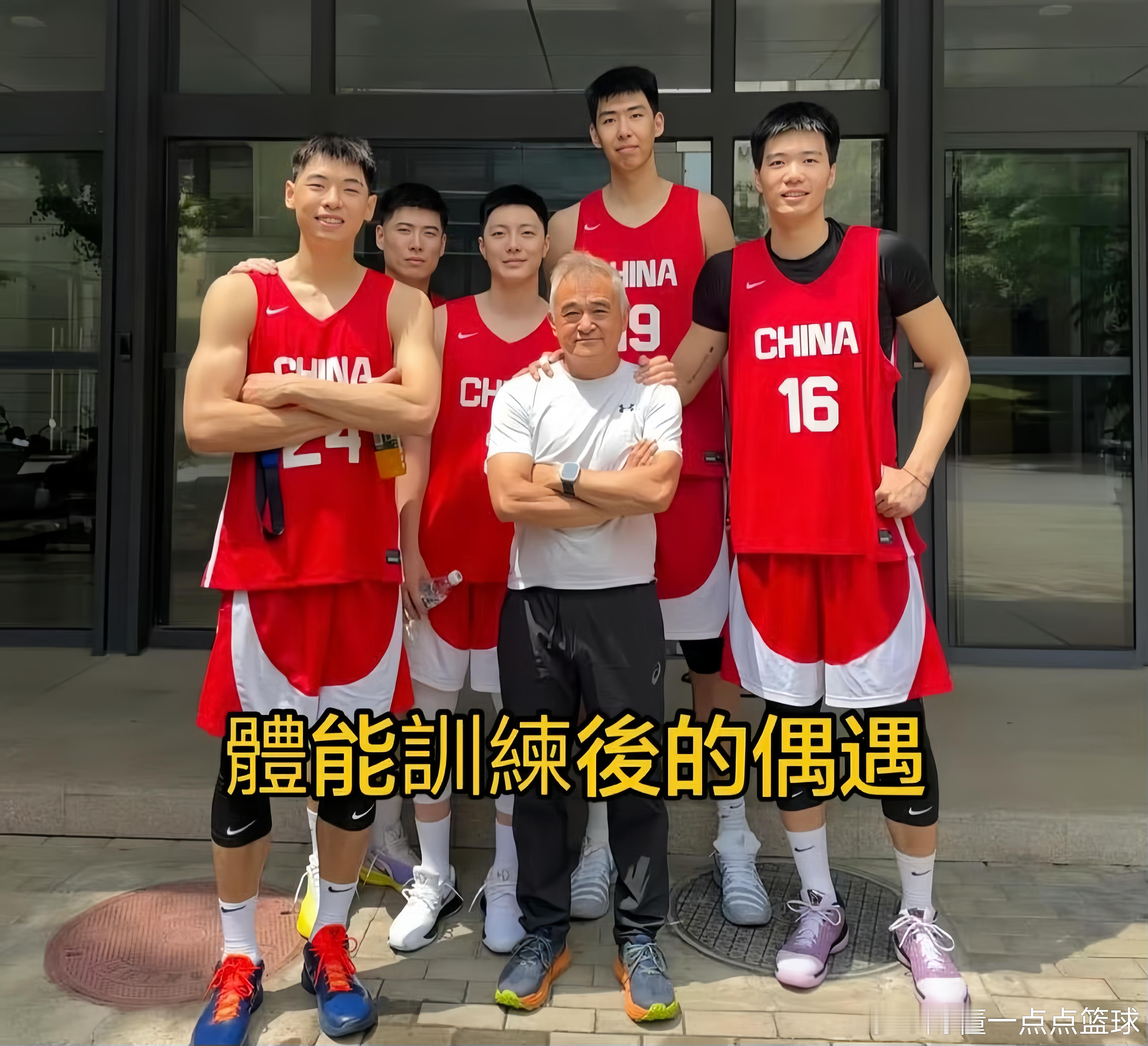 叶恩晒男篮集训合照，徐杰缺席引球迷关注体能训练后的偶遇，知名体能师叶恩晒出与胡明