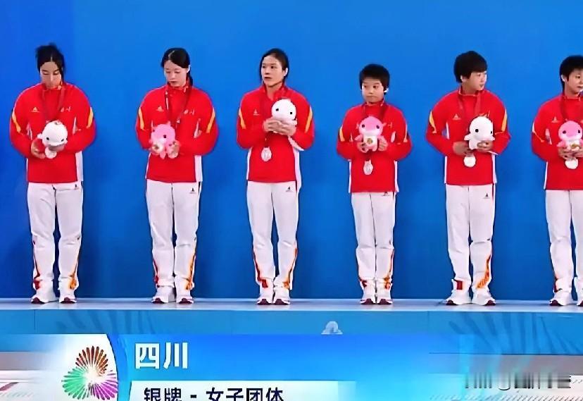 万能生活指南正播全运会跳水颁奖仪式！全红婵一幕让人大笑，看看发生了什么？解说员说