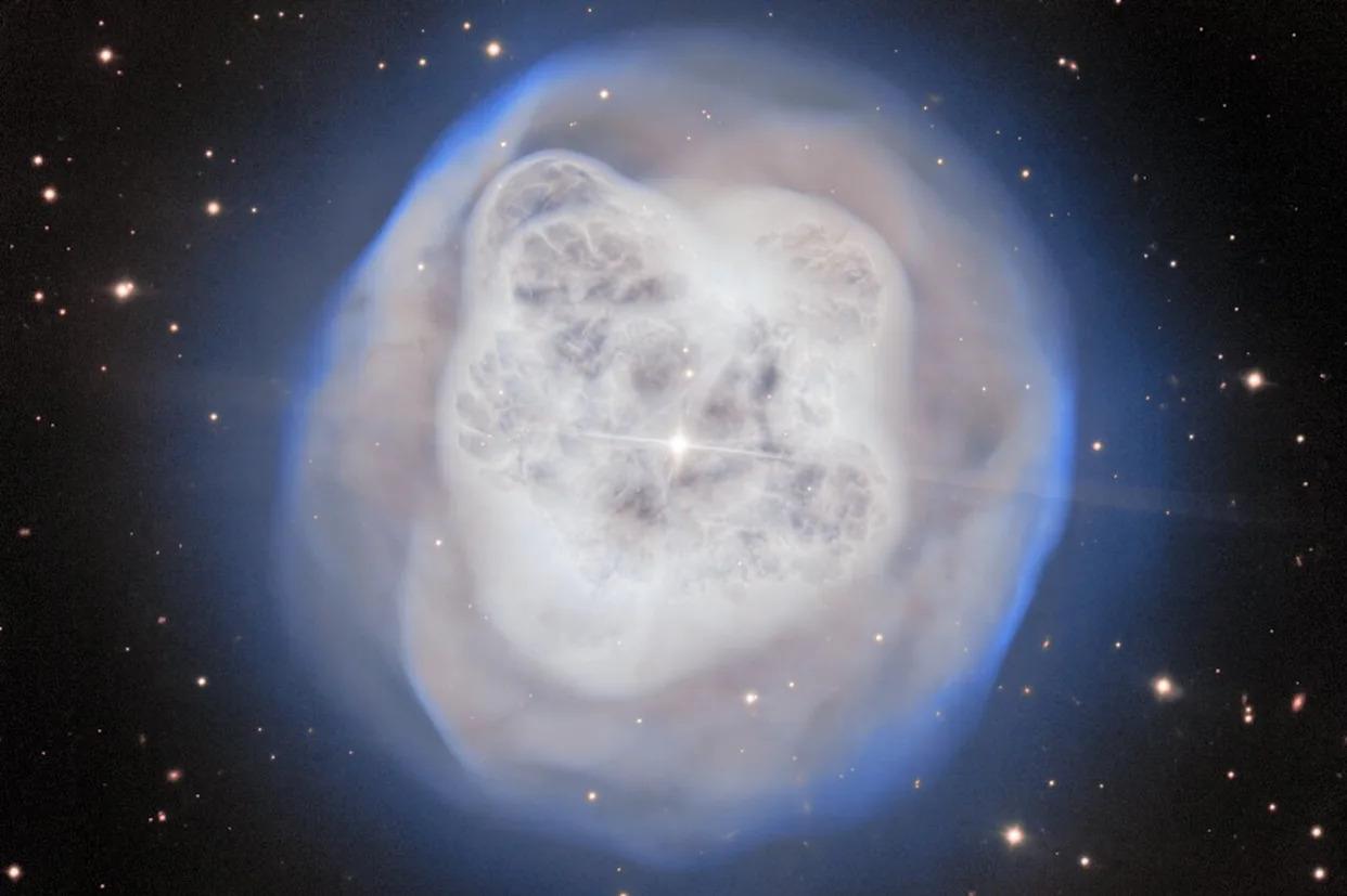 令人惊叹的新图像揭示了由两颗隐藏恒星雕琢而成的水晶球星云如果宇宙中最引人注目的