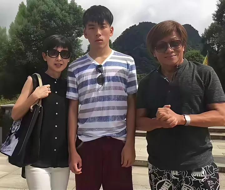 梁小龙全家福曝光，儿子高大英俊，妻子年轻貌美。二人虽年龄有差距，却十分恩爱。遗憾